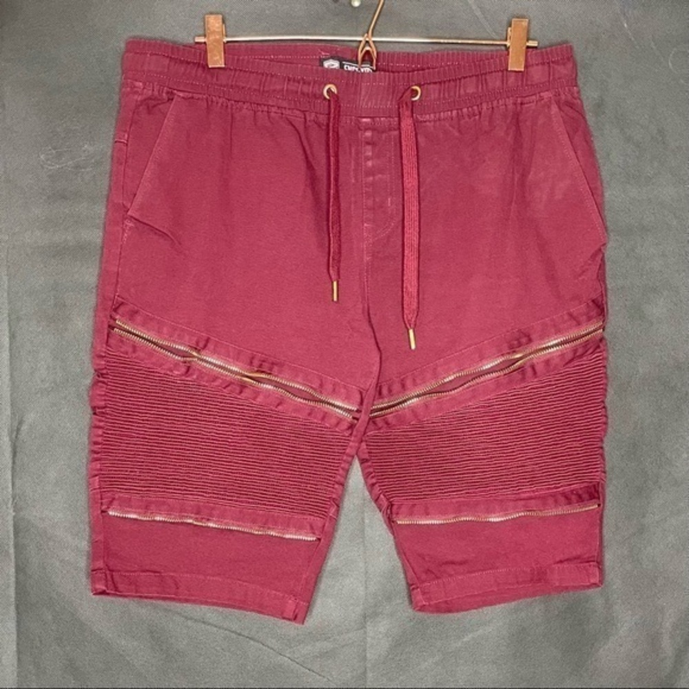 Encrypted Maroon/ Burgundy drawstring shorts Mens size XXL Pleating/ zippers